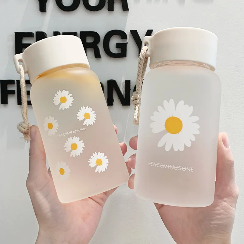 500ml Kicsi Daisy Átlátszó Műanyag vizes Palackok BPA Mentes Kreatív Matt Üveg Vizet Hordozható Kötél Utazási Csésze Tea